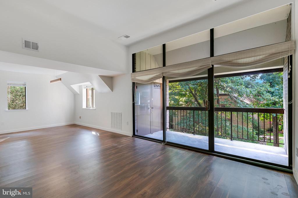 1639 PARKCREST CIR #300