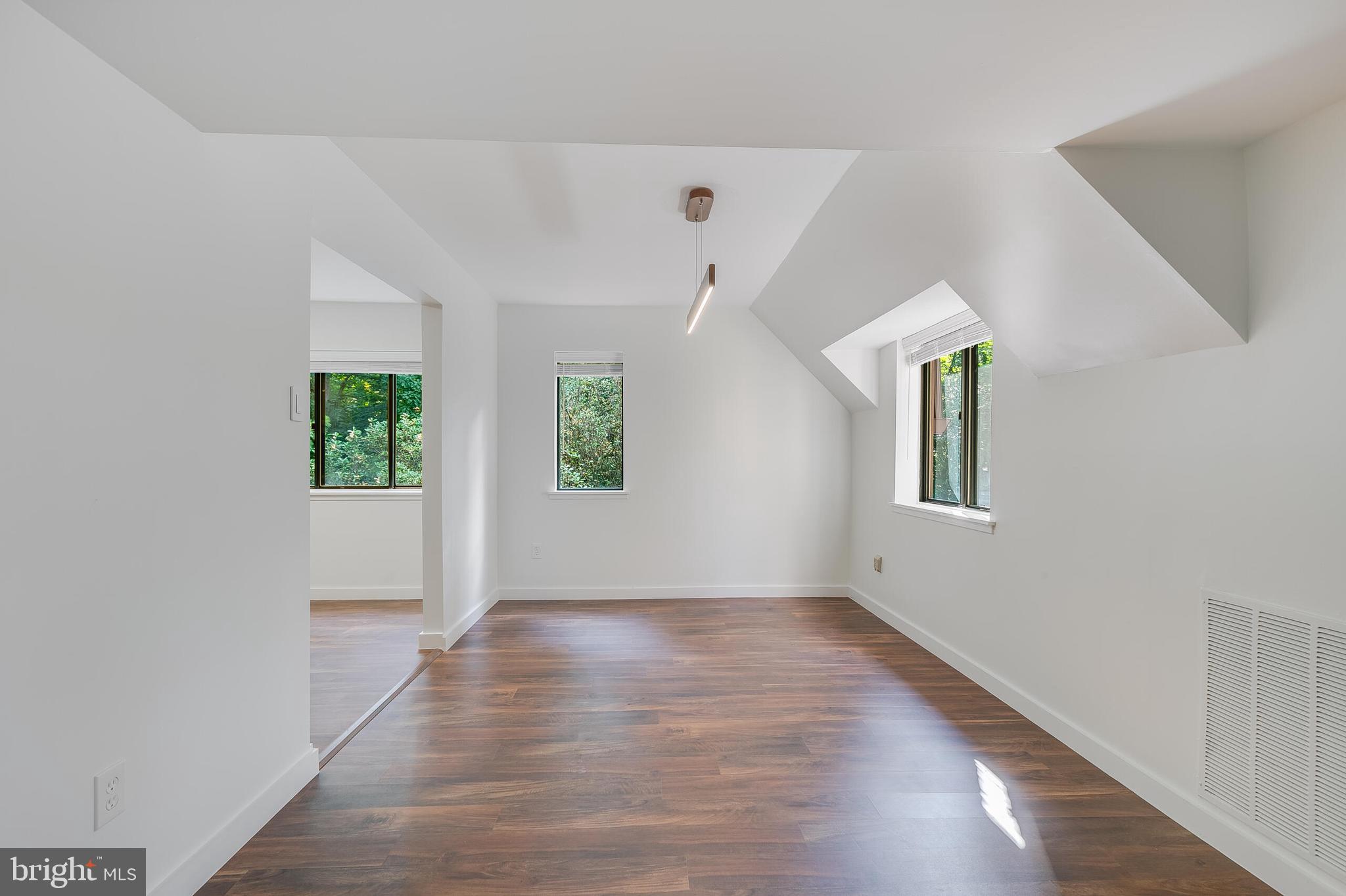 1639 PARKCREST CIR #300