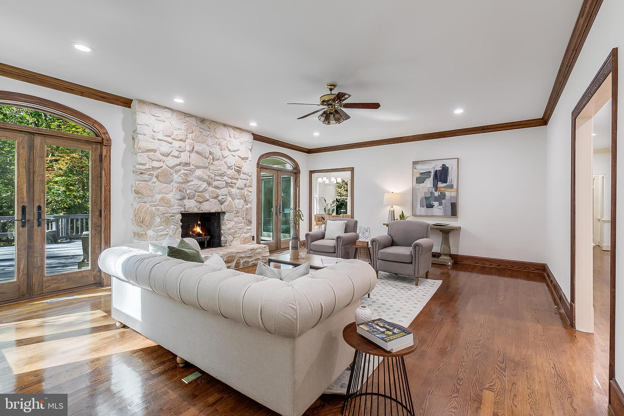 2404 OAKMONT COURT