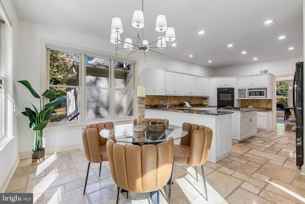 2404 OAKMONT COURT