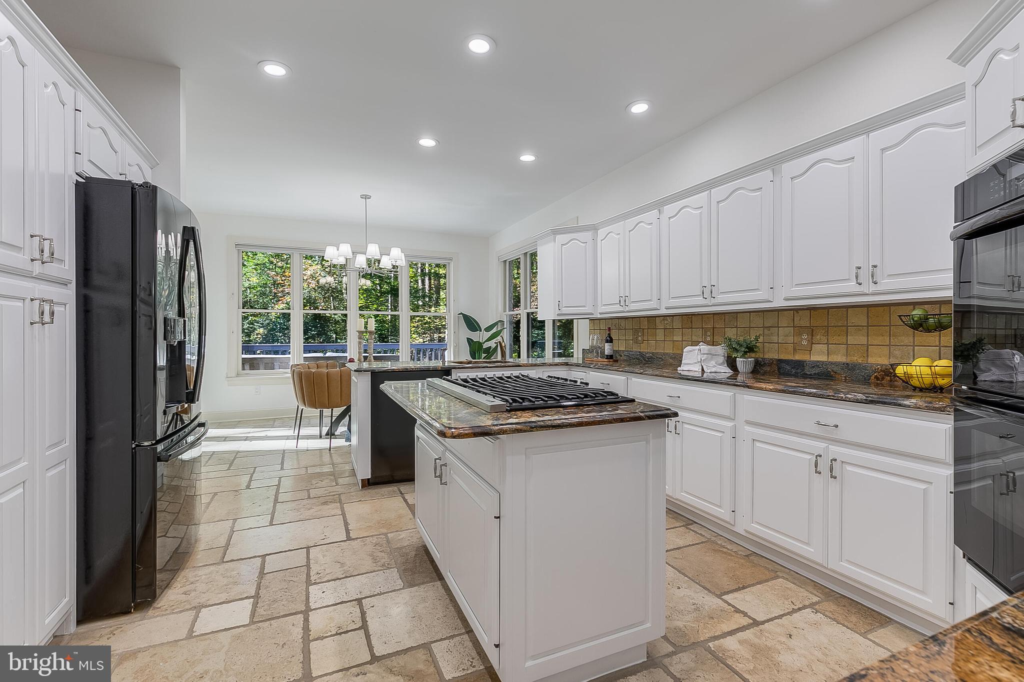 2404 OAKMONT COURT
