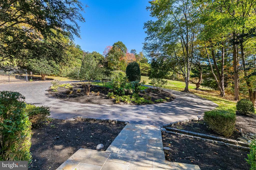 2404 OAKMONT COURT