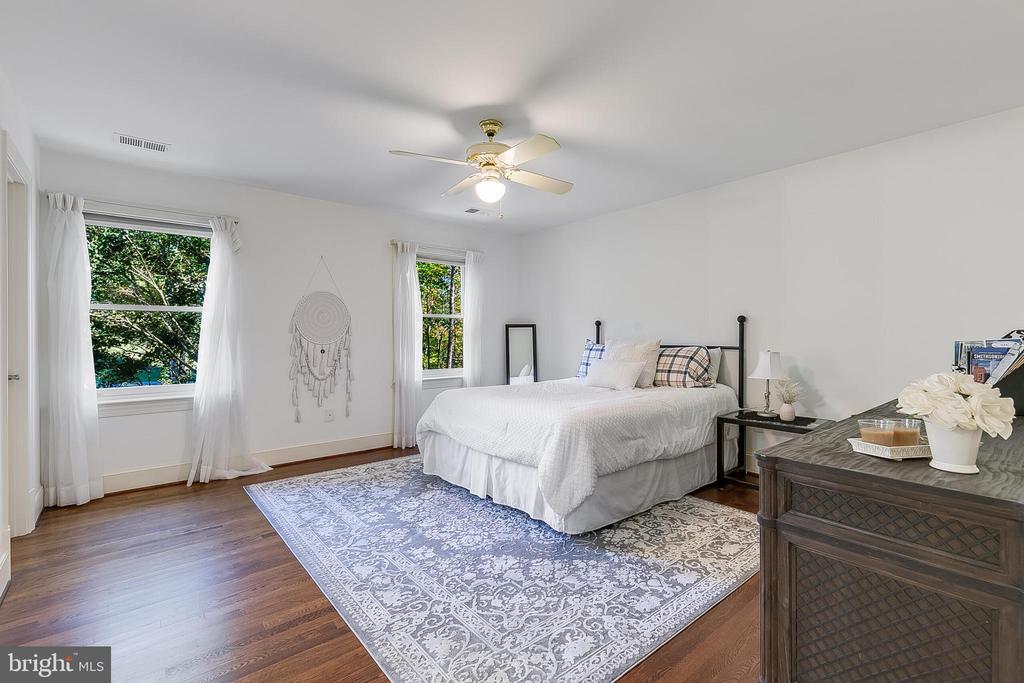 2404 OAKMONT COURT