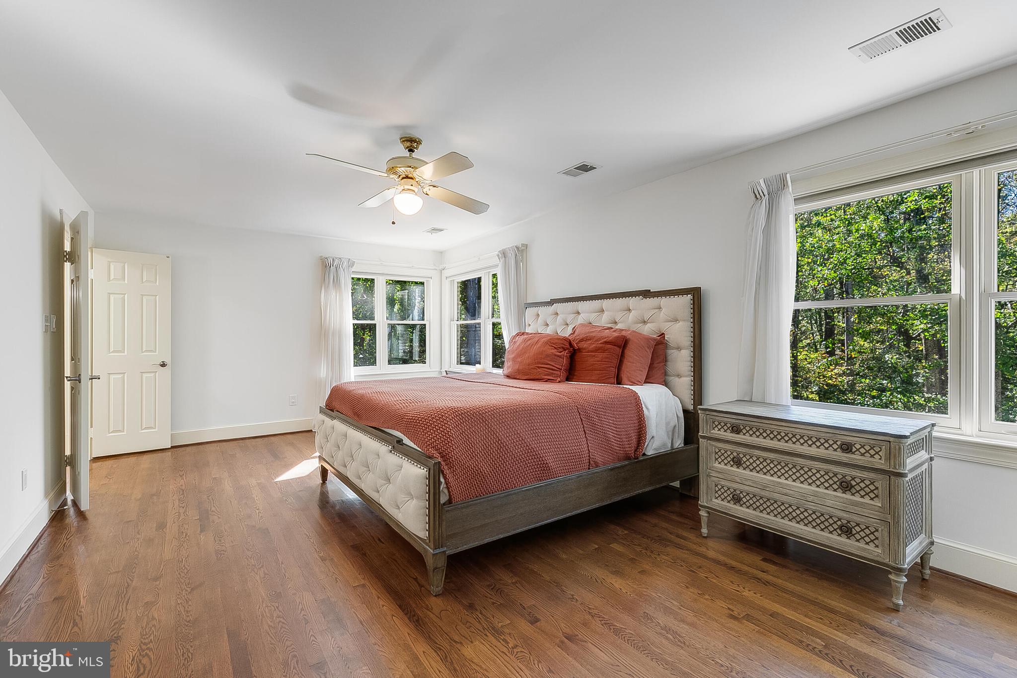 2404 OAKMONT COURT