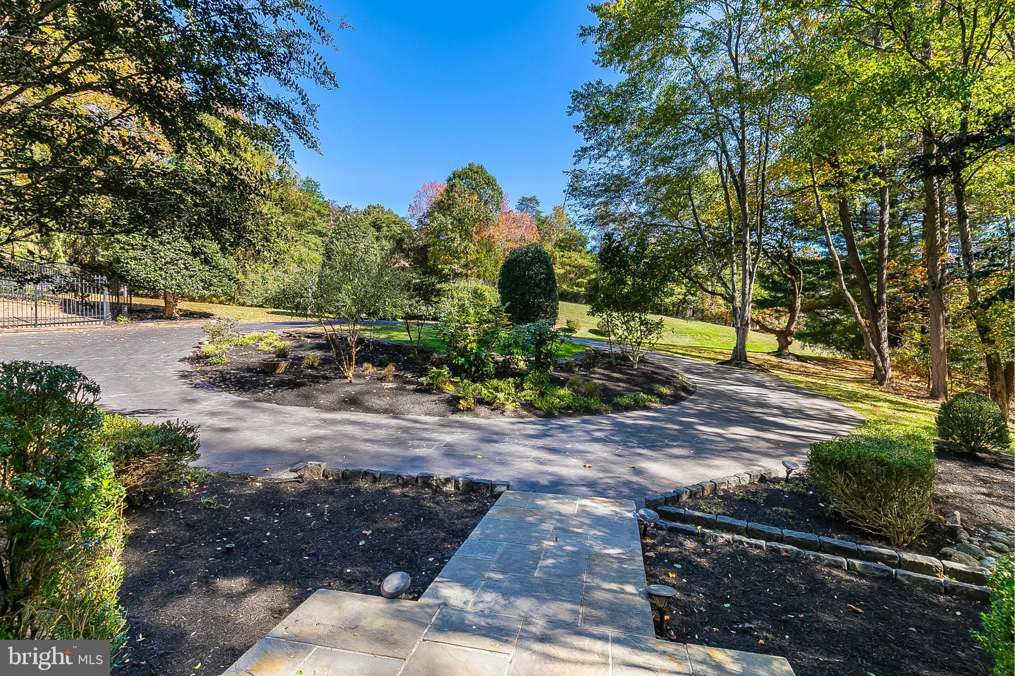 2404 OAKMONT COURT