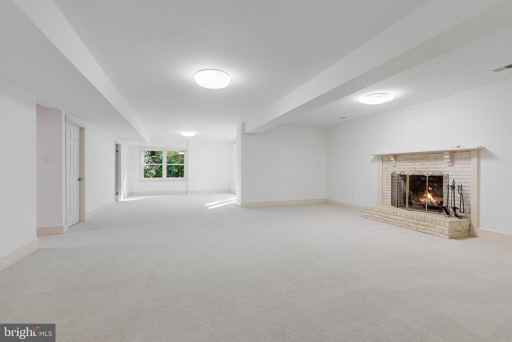 2404 OAKMONT COURT