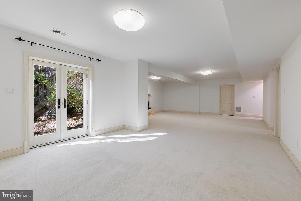2404 OAKMONT COURT