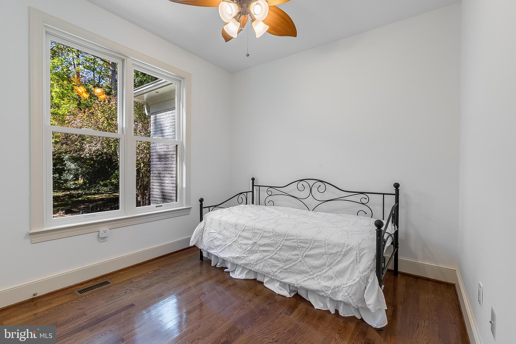 2404 OAKMONT COURT