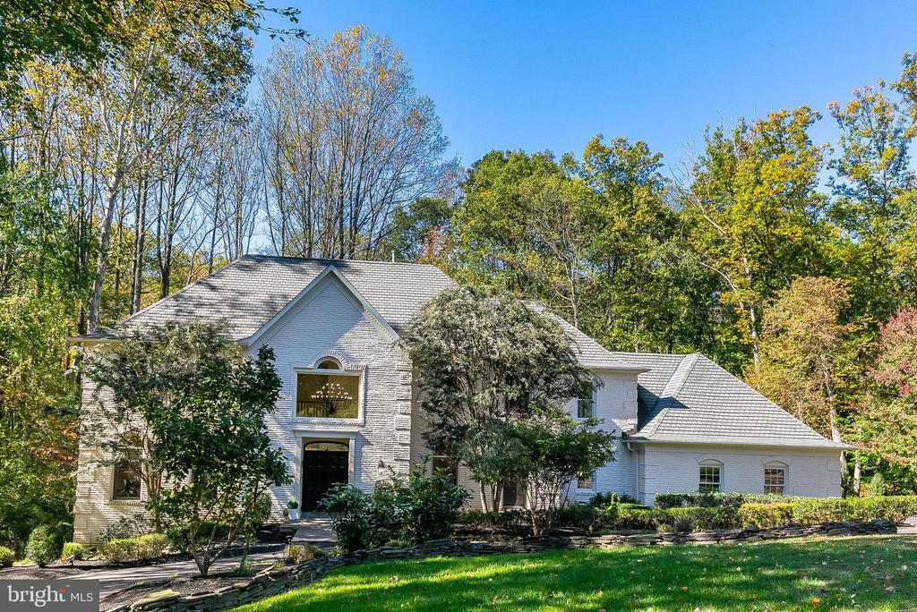 2404 OAKMONT COURT
