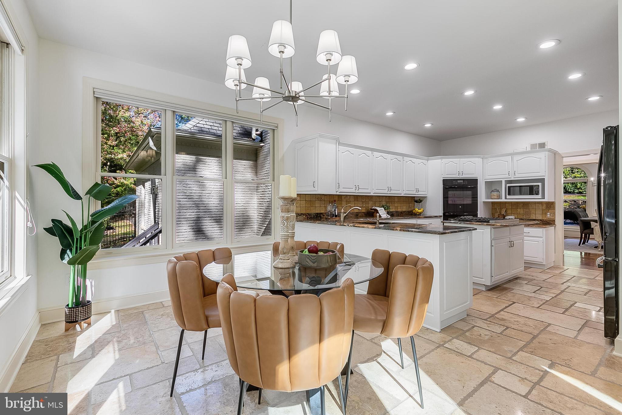 2404 OAKMONT COURT
