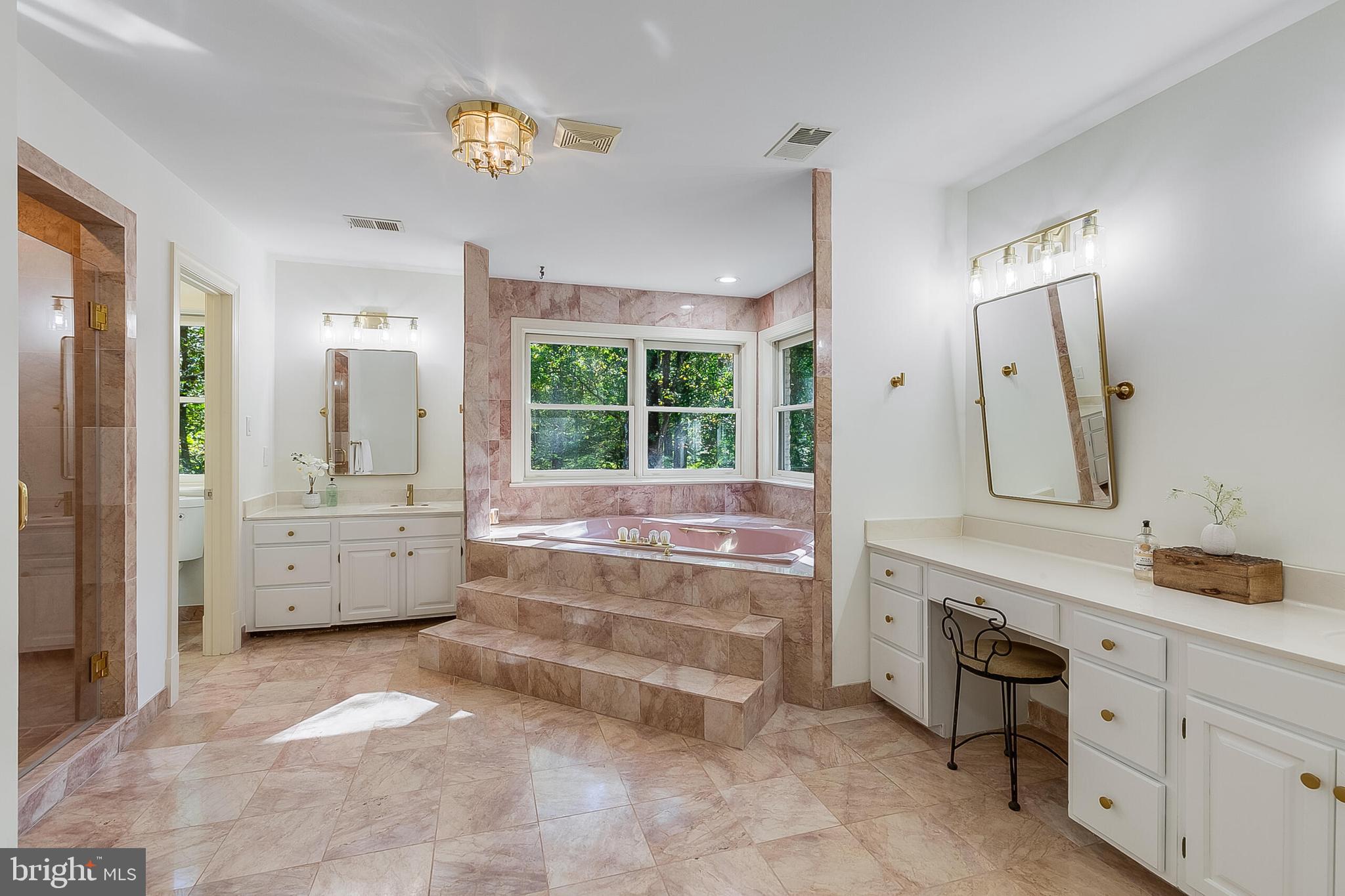 2404 OAKMONT COURT