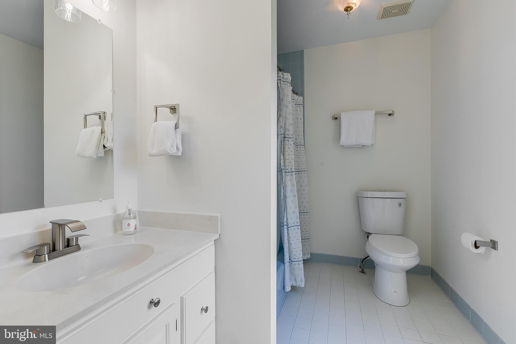 2404 OAKMONT COURT