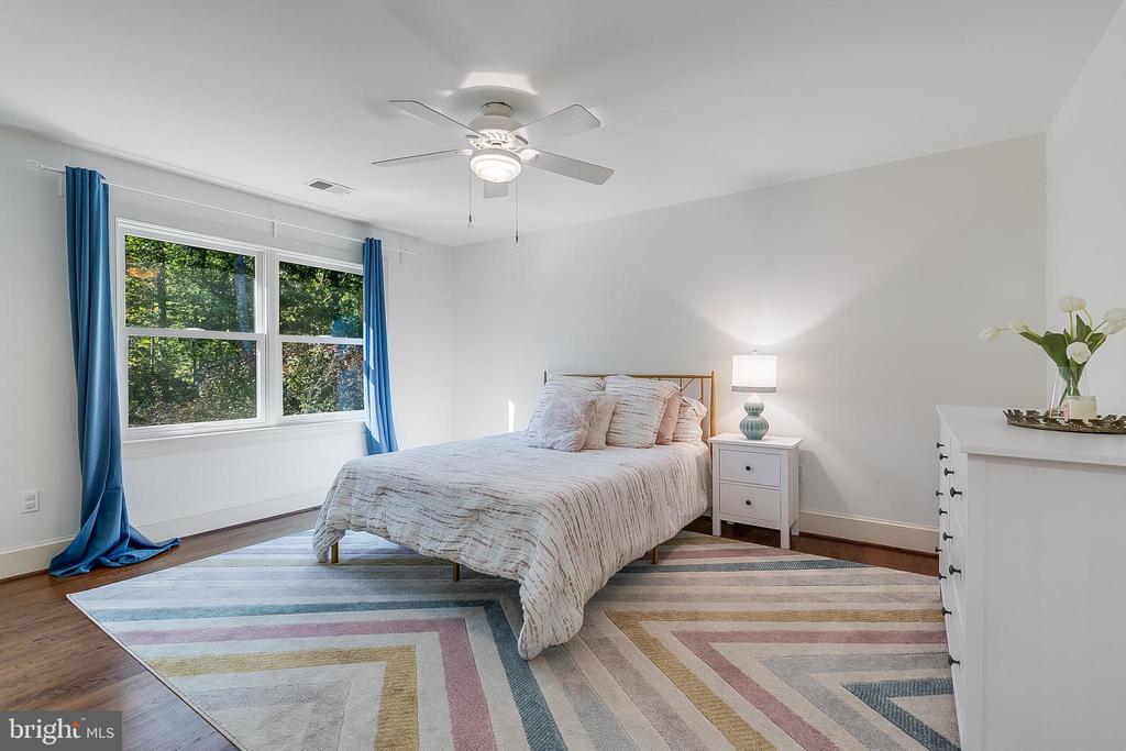 2404 OAKMONT COURT
