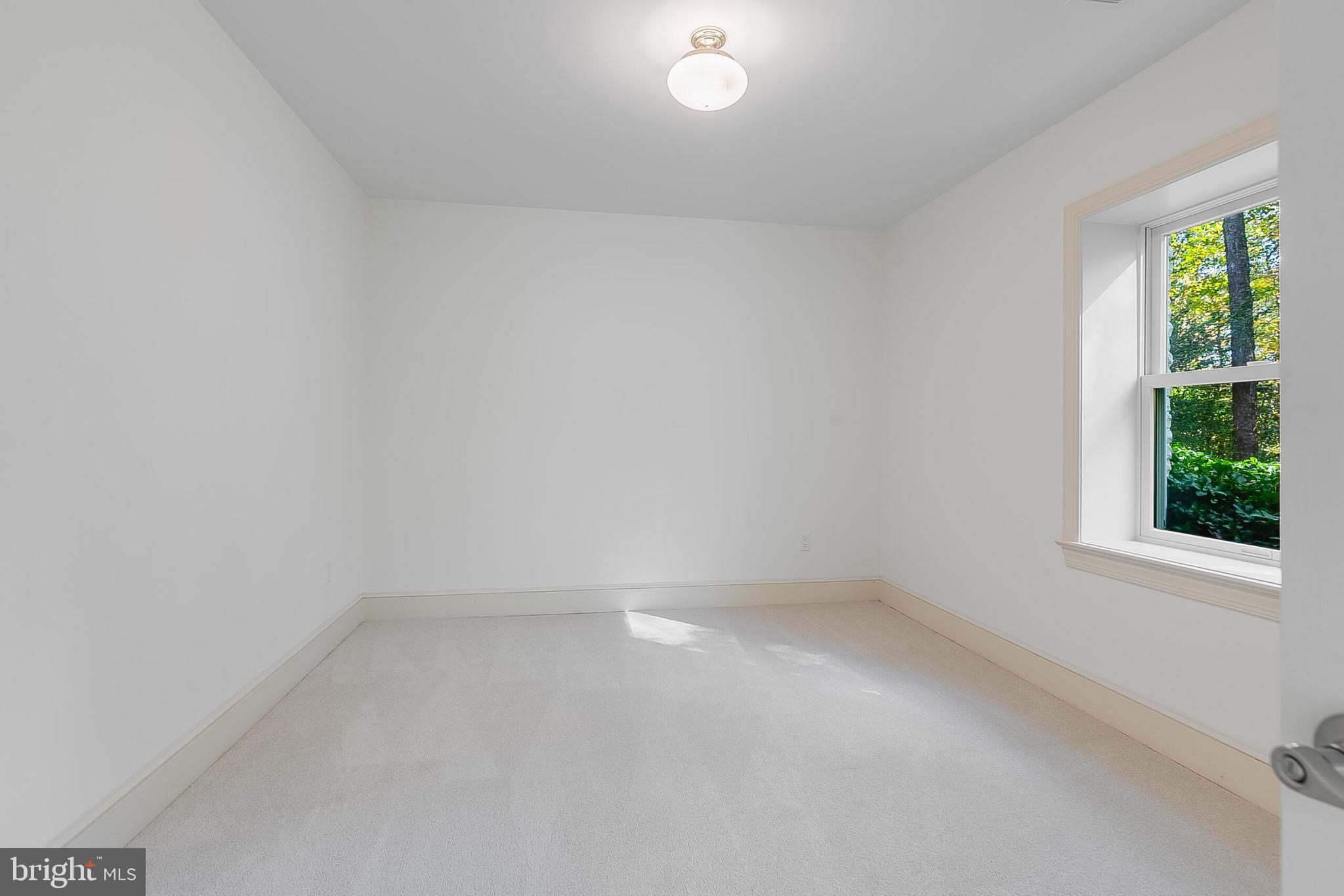 2404 OAKMONT COURT