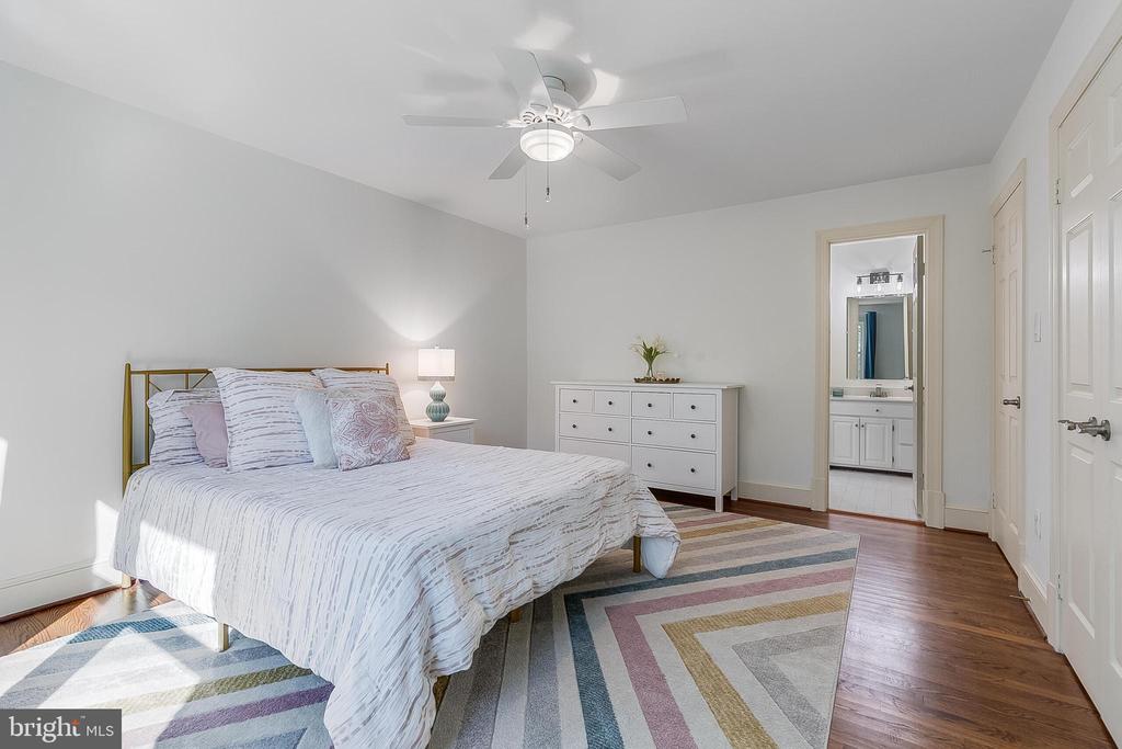 2404 OAKMONT COURT