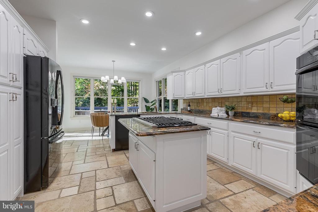 2404 OAKMONT COURT