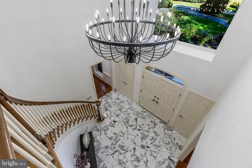 2404 OAKMONT COURT