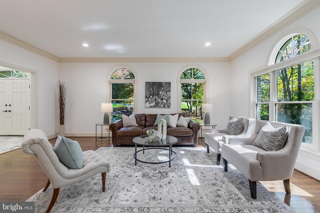 2404 OAKMONT COURT