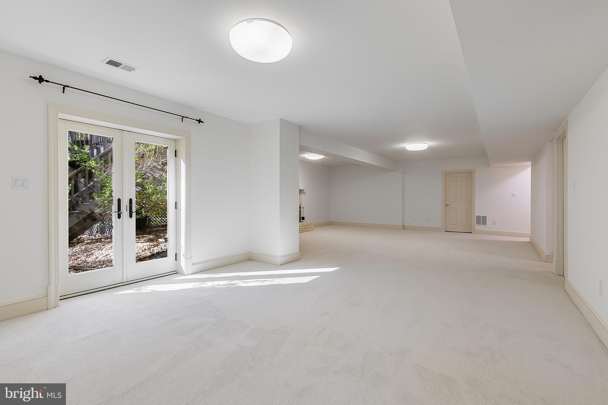 2404 OAKMONT COURT
