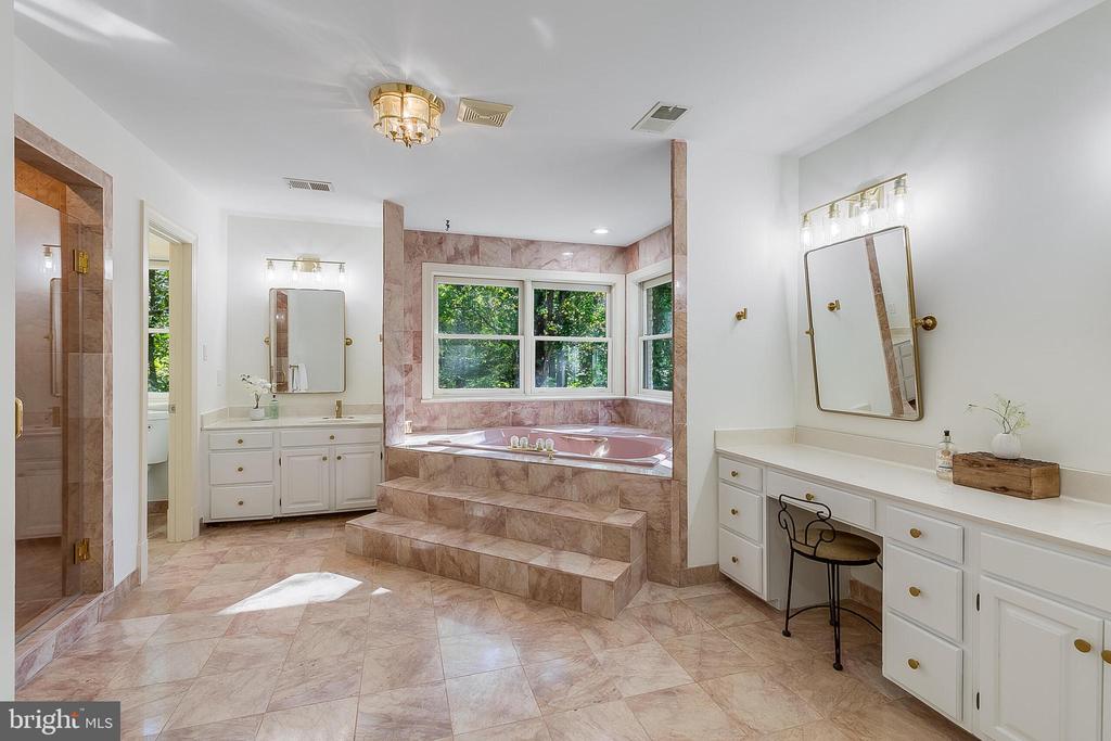 2404 OAKMONT COURT