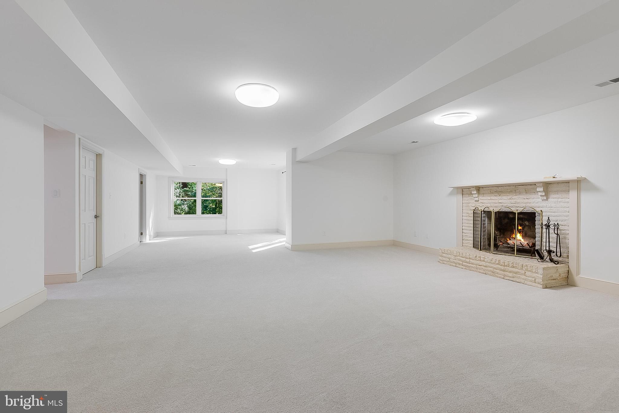 2404 OAKMONT COURT
