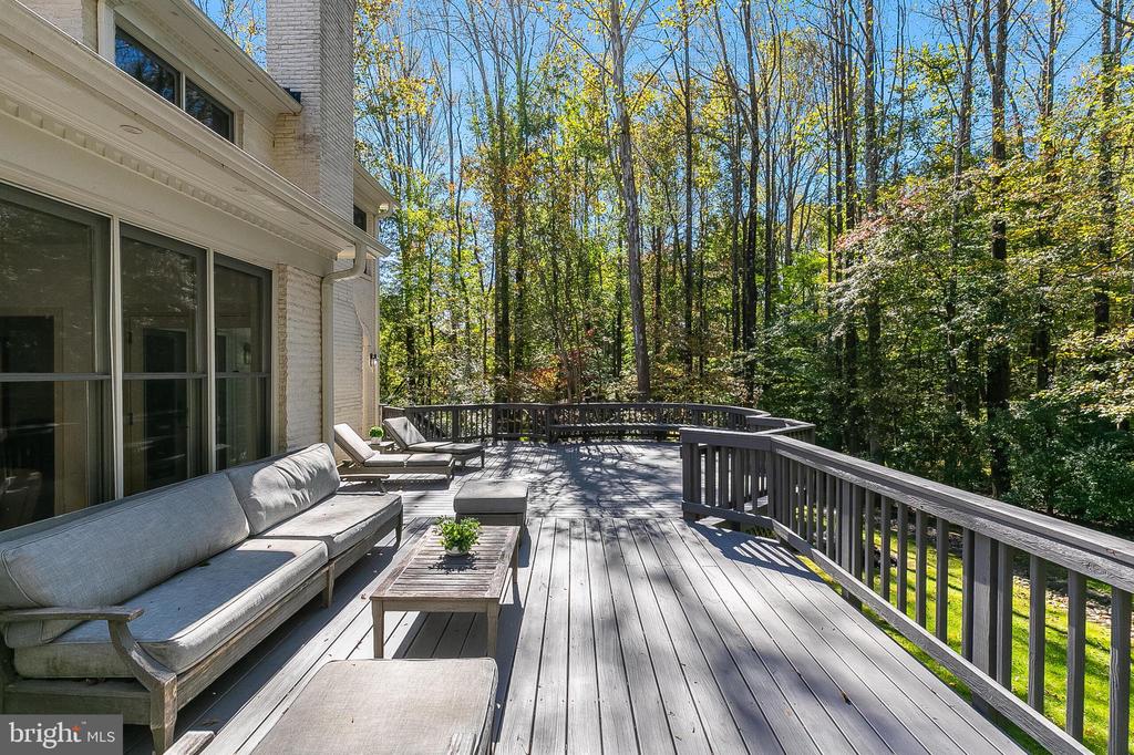 2404 OAKMONT COURT