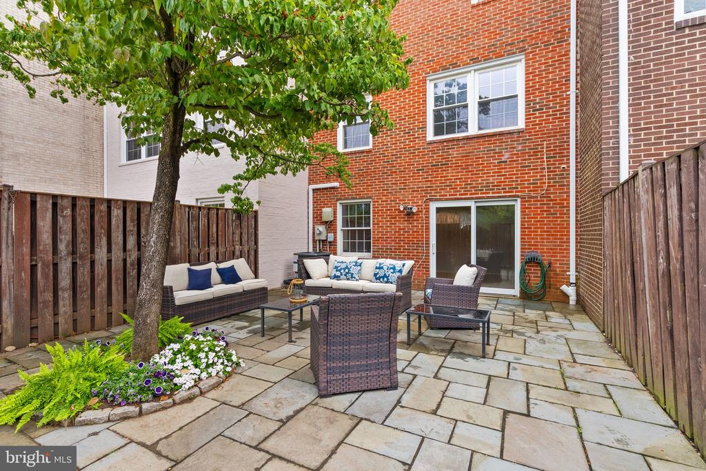 8374 GLASTONBURY COURT