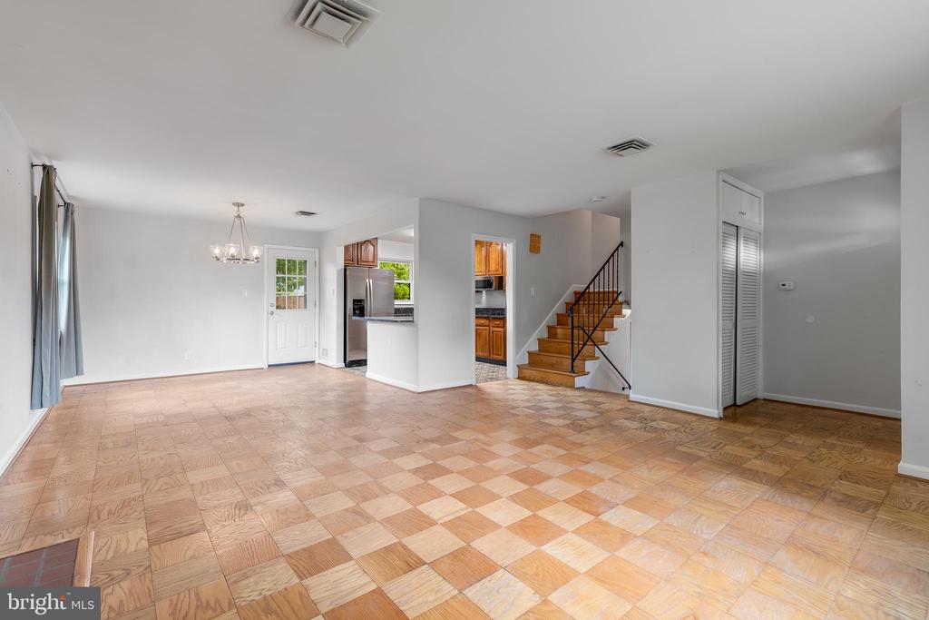 1323 MAYFLOWER DRIVE