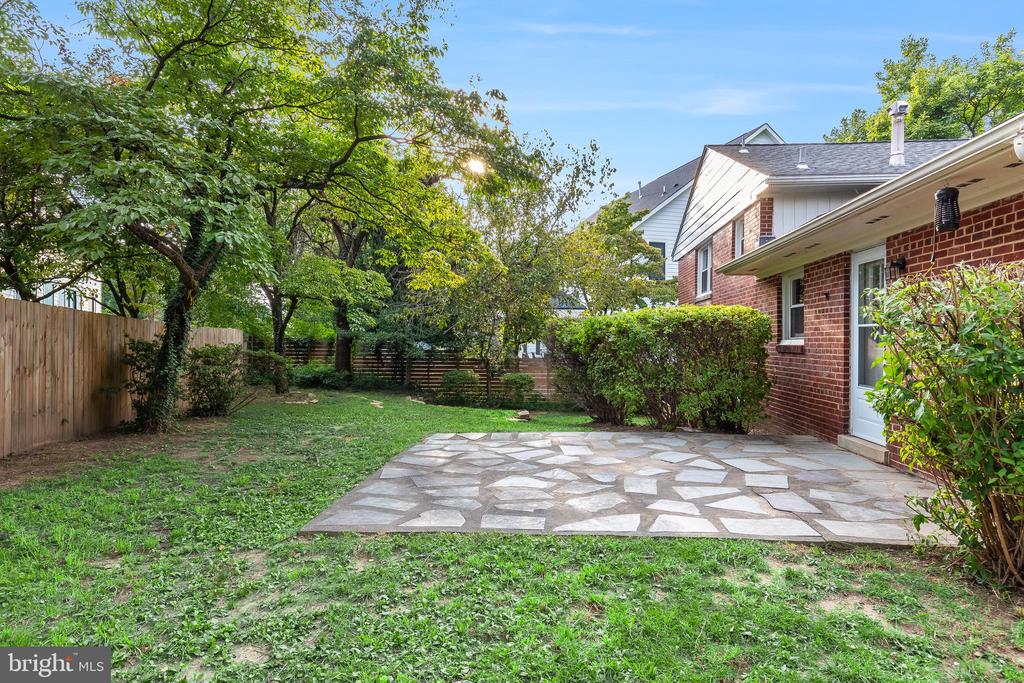 1323 MAYFLOWER DRIVE