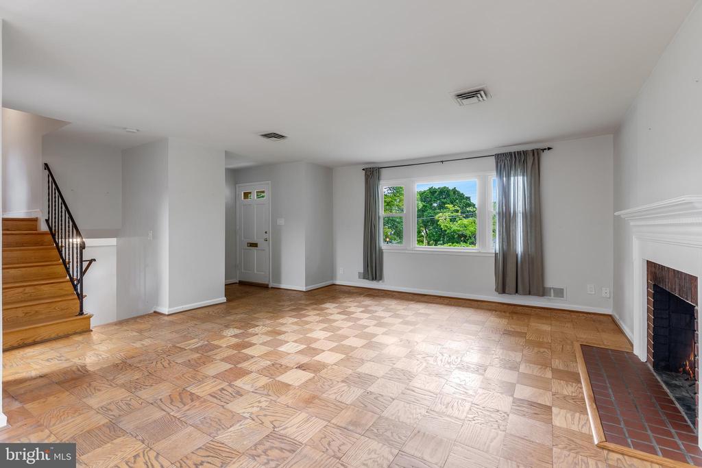 1323 MAYFLOWER DRIVE