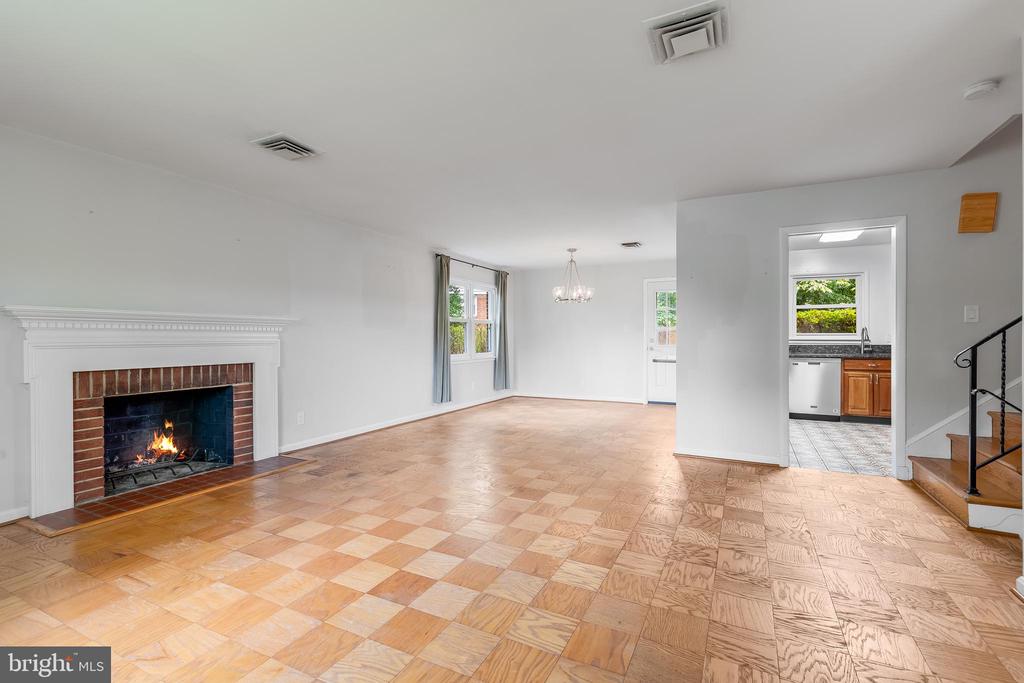 1323 MAYFLOWER DRIVE