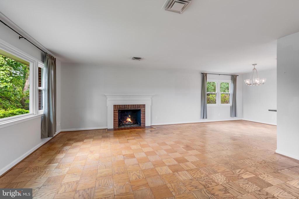 1323 MAYFLOWER DRIVE