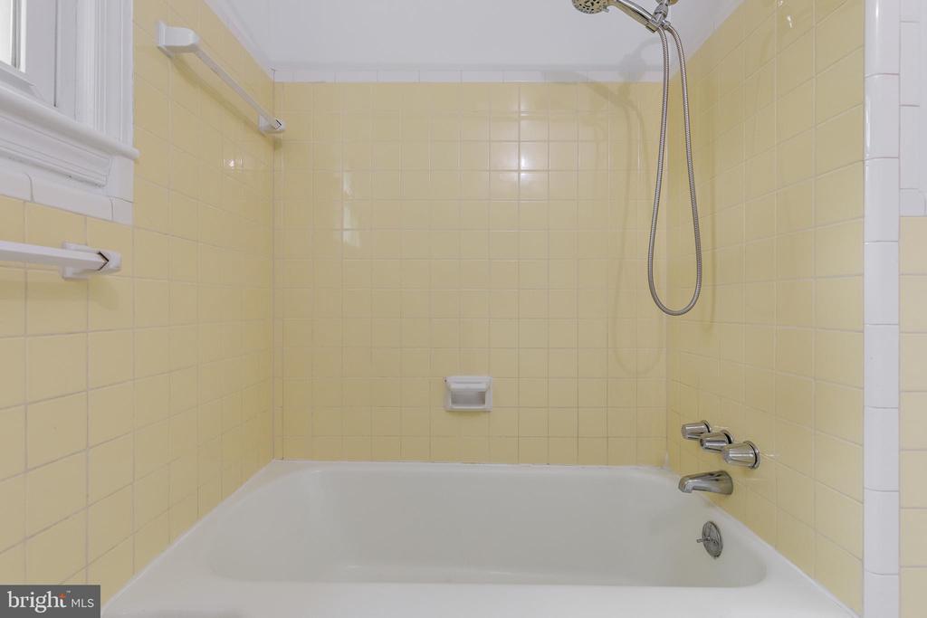 1323 MAYFLOWER DRIVE