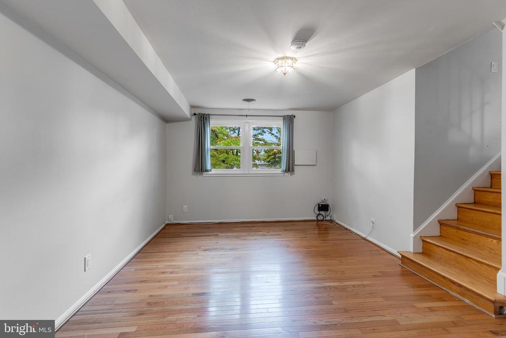 1323 MAYFLOWER DRIVE