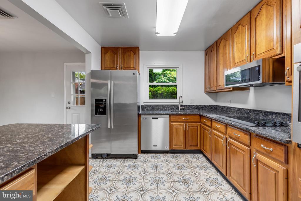 1323 MAYFLOWER DRIVE