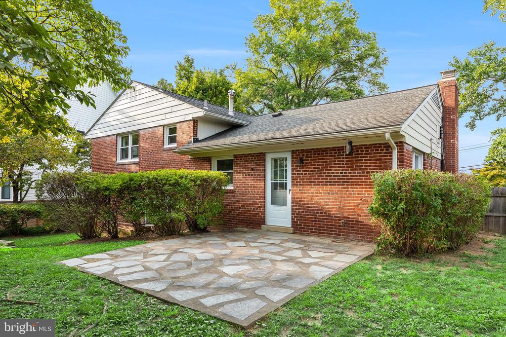 1323 MAYFLOWER DRIVE