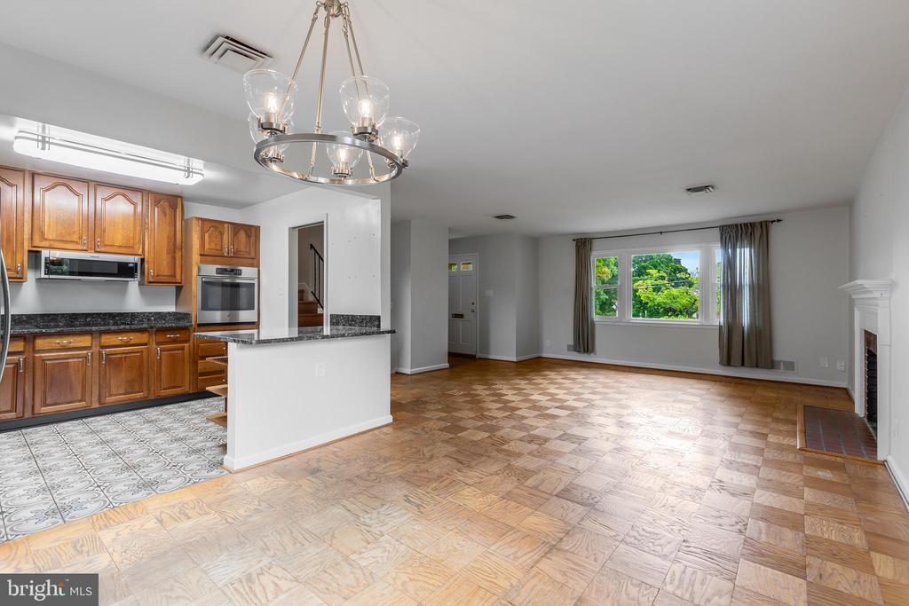 1323 MAYFLOWER DRIVE