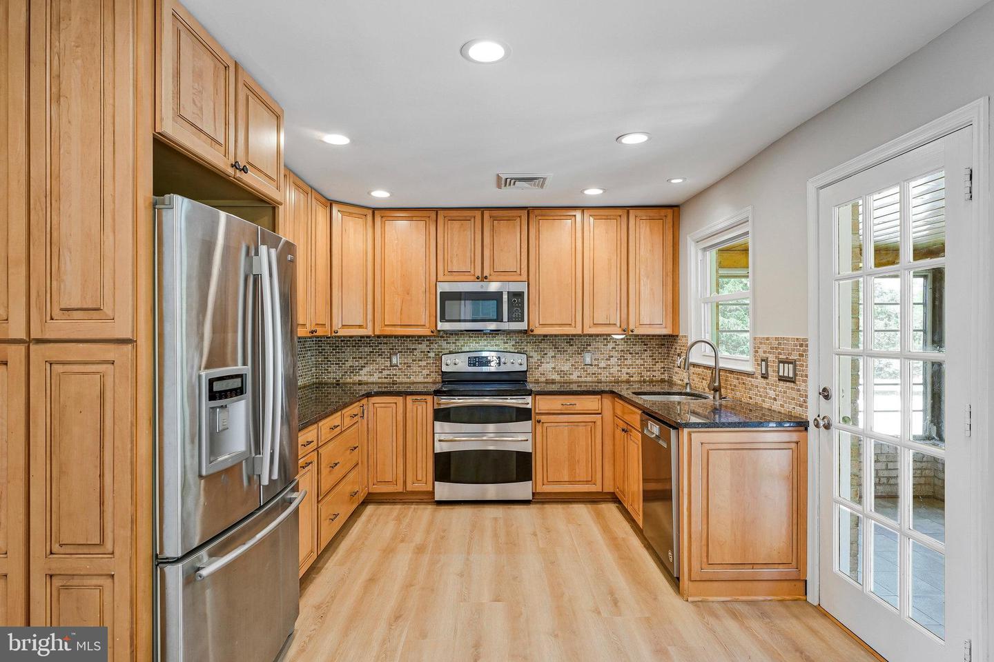 45410 Lakeside Dr