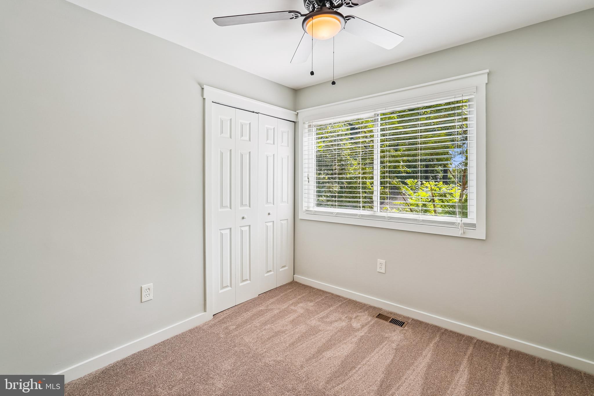 276 W MEADOWLAND LANE W