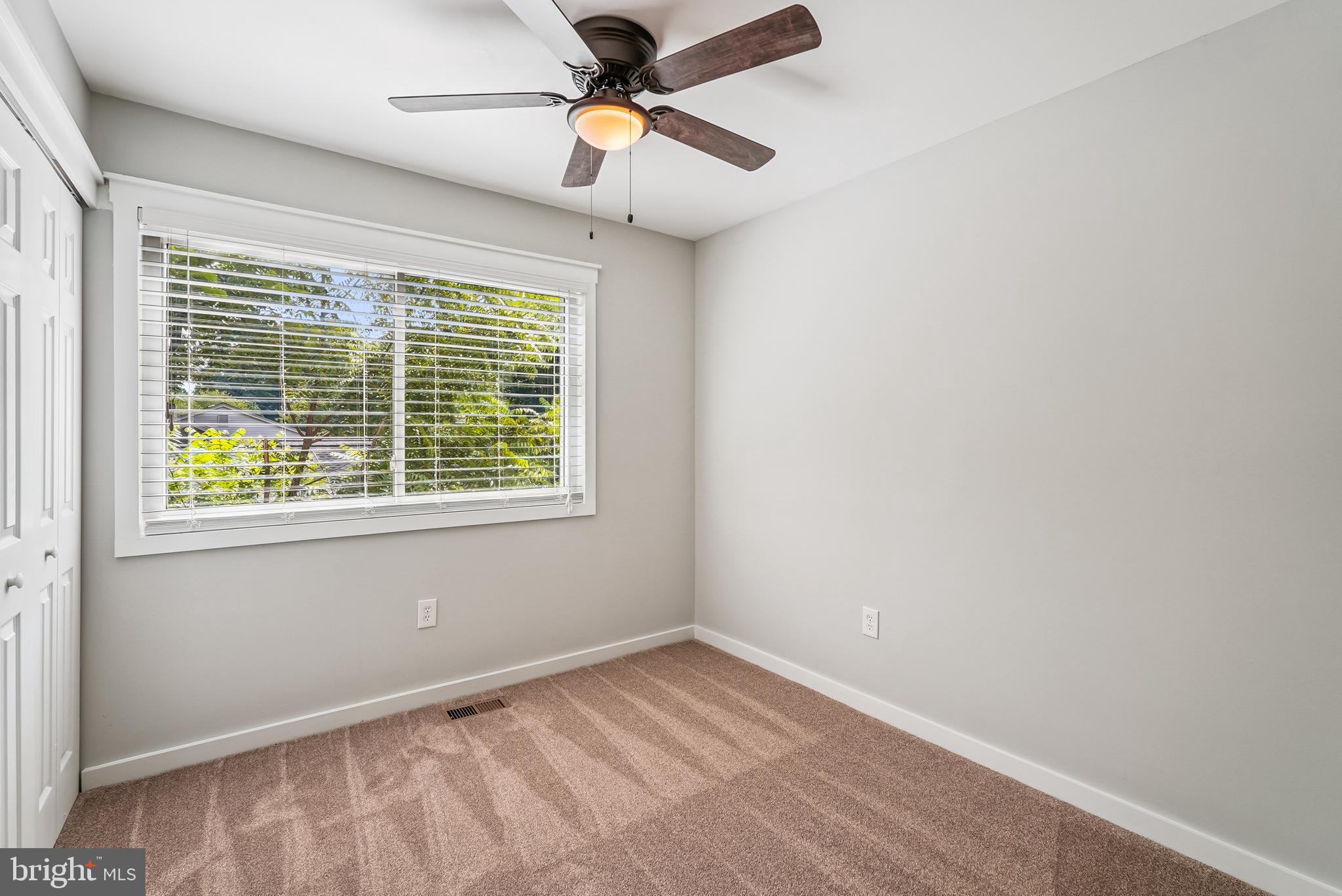 276 W MEADOWLAND LANE W