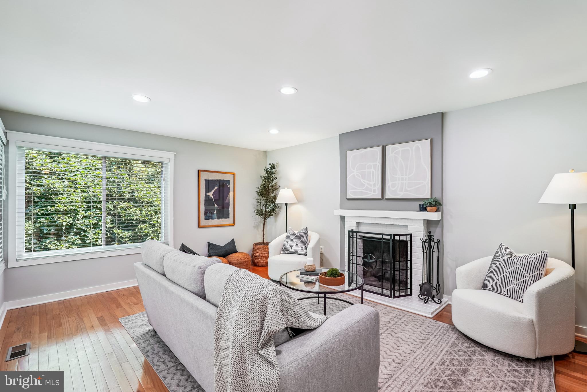 276 W MEADOWLAND LANE W