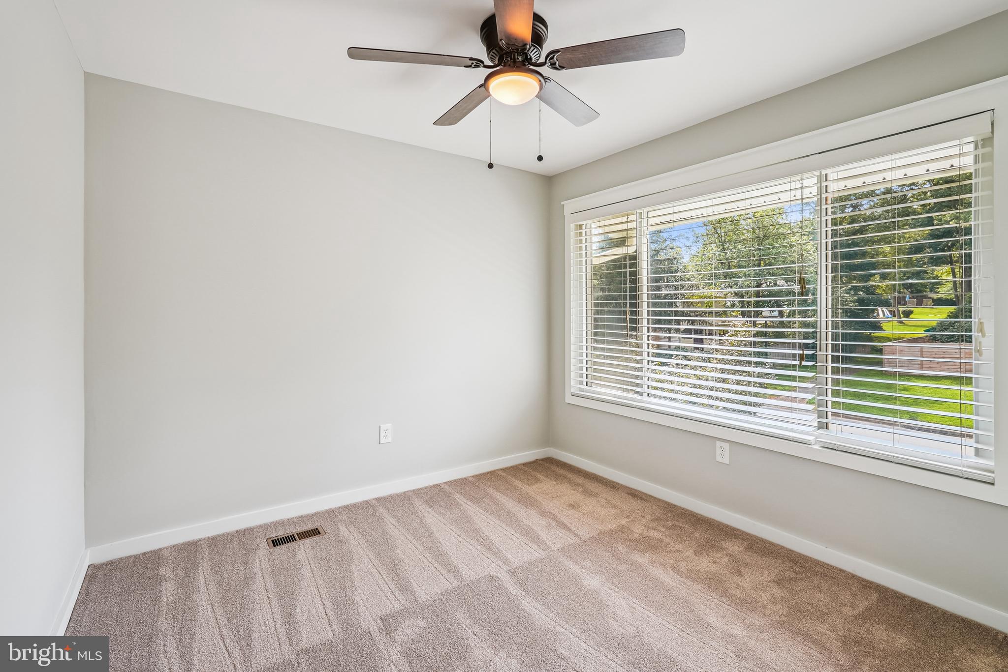 276 W MEADOWLAND LANE W