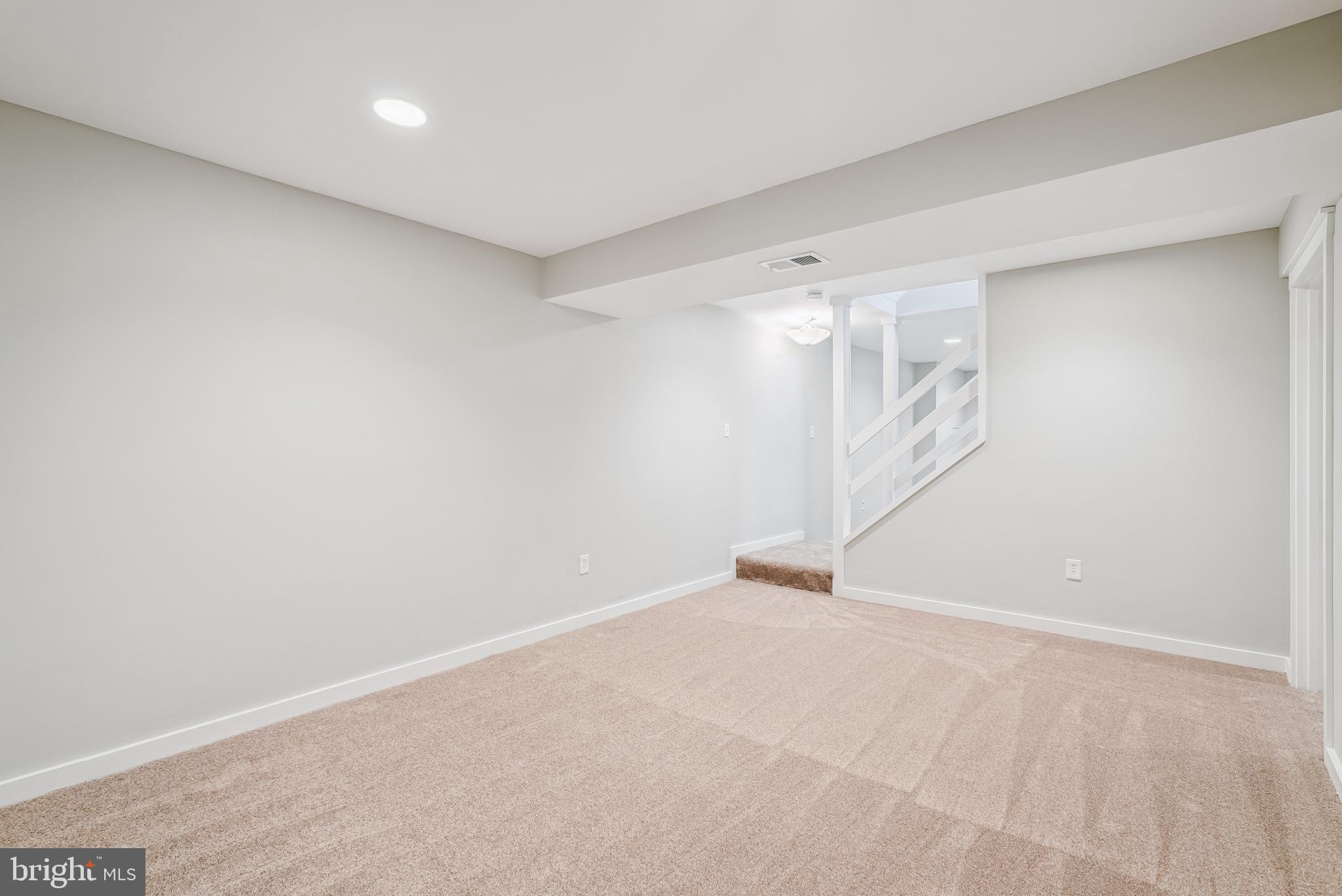 276 W MEADOWLAND LANE W