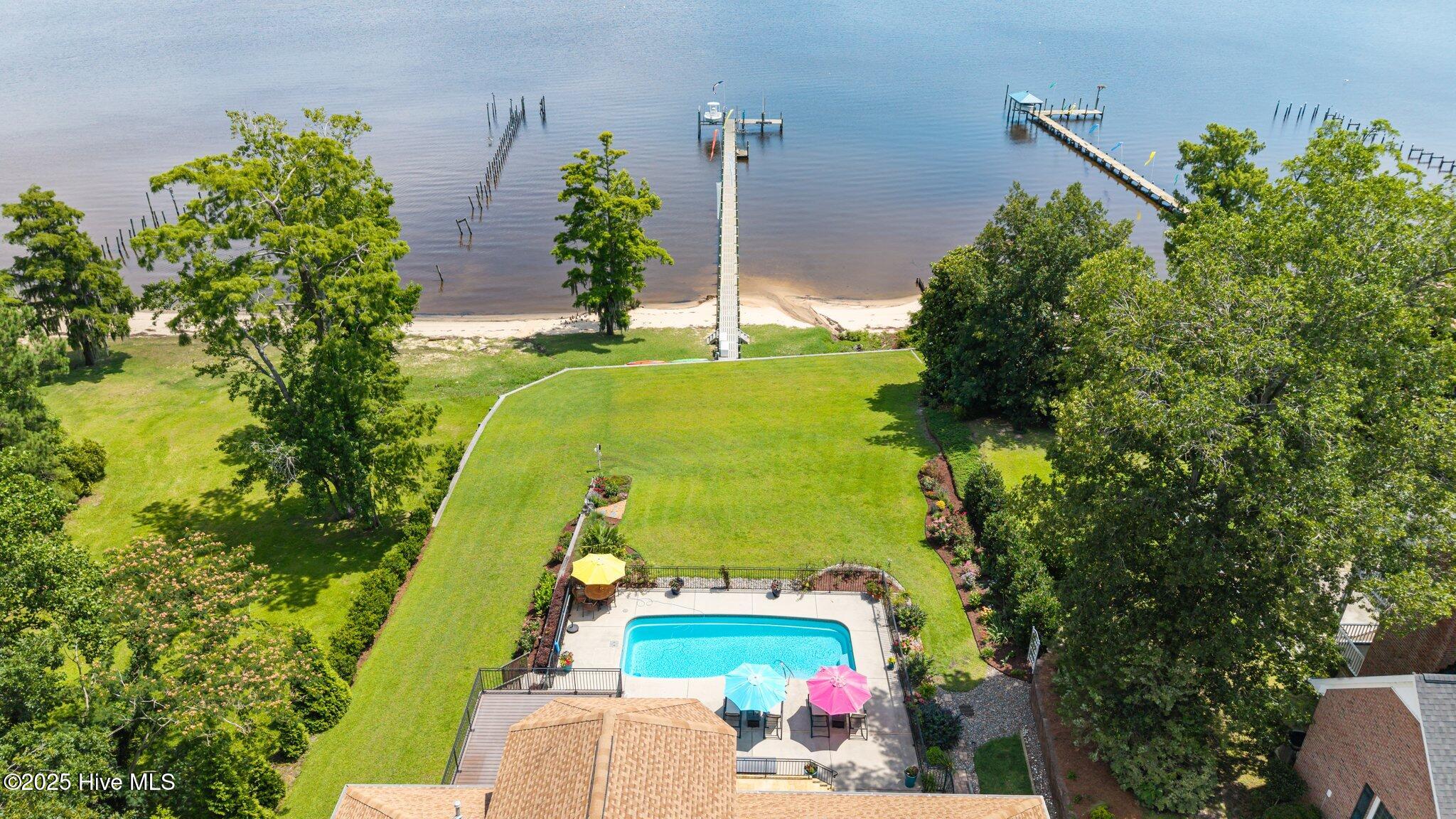 216 Drake Landing