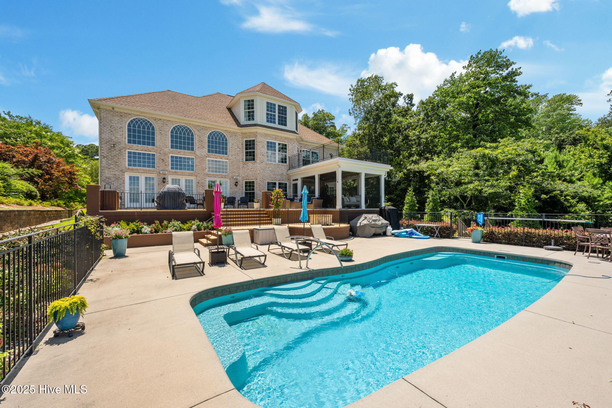 216 Drake Landing
