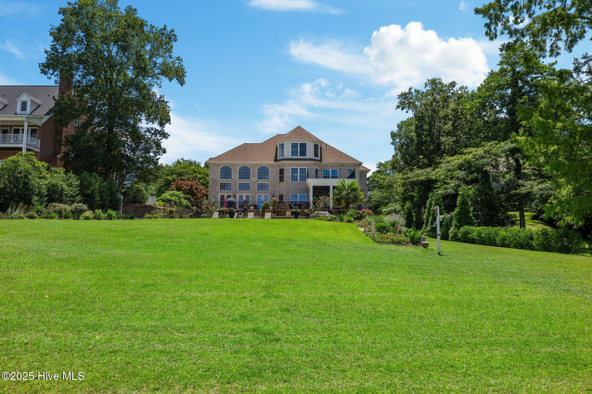 216 Drake Landing