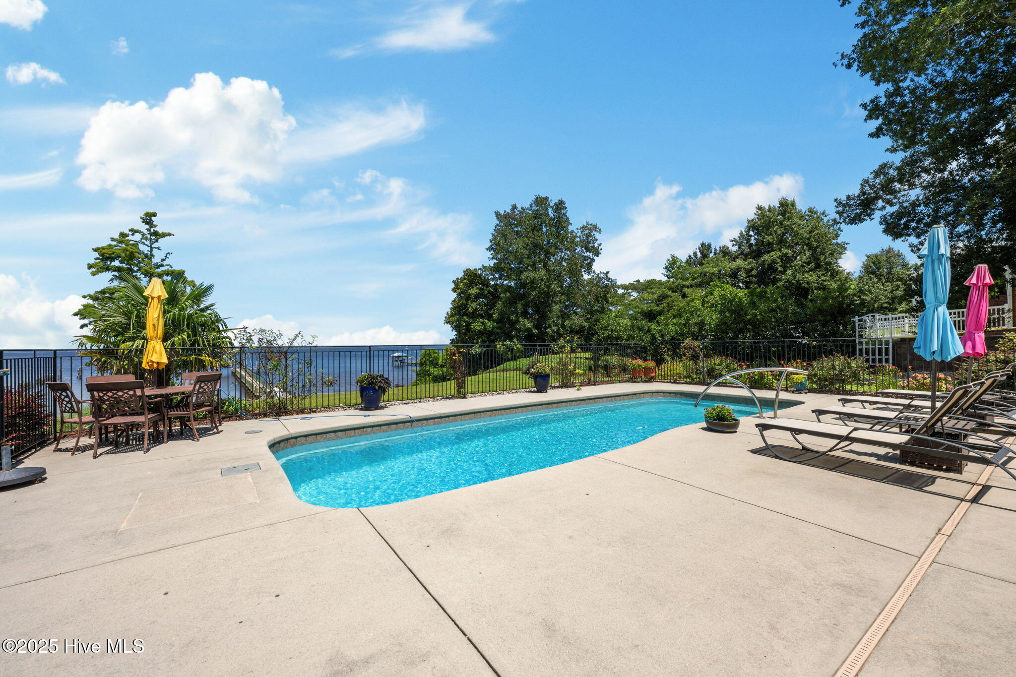 216 Drake Landing