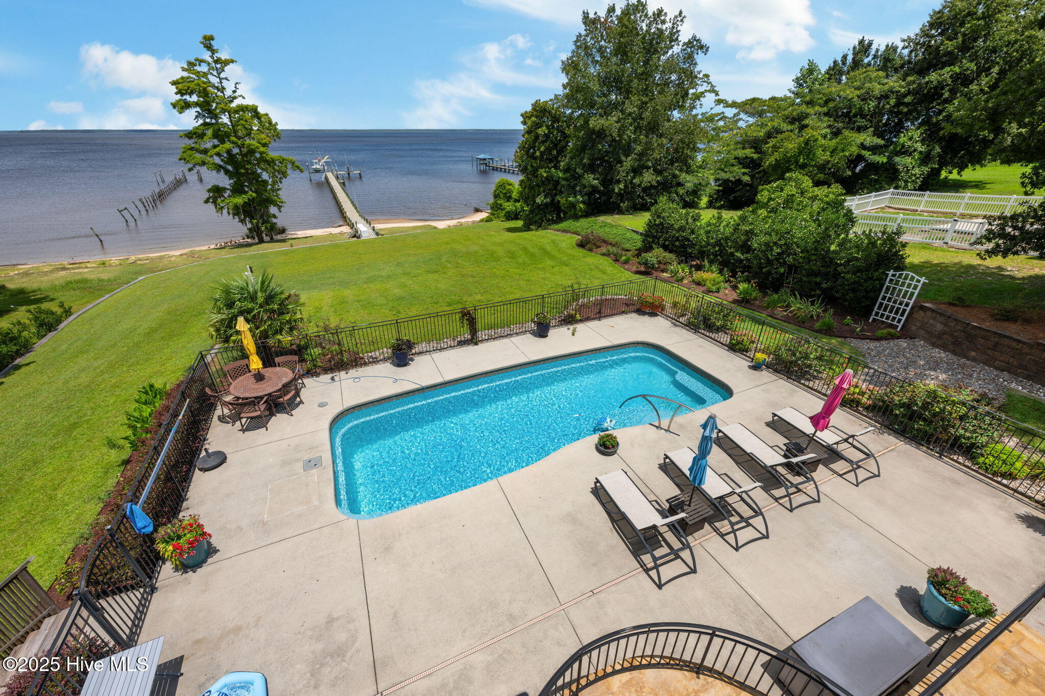 216 Drake Landing