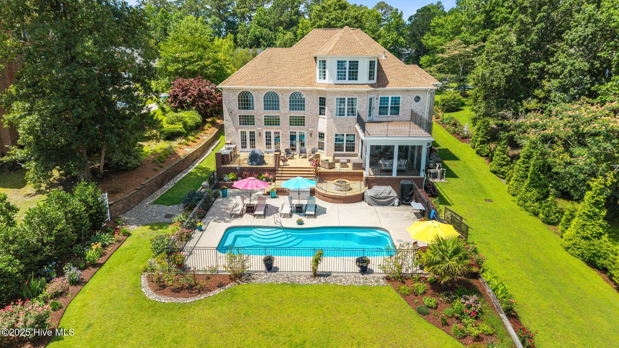 216 Drake Landing