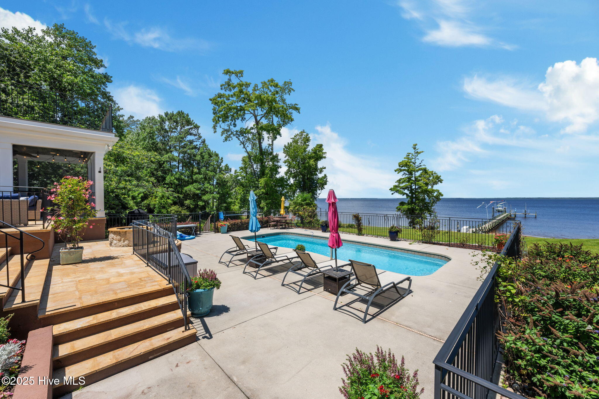 216 Drake Landing